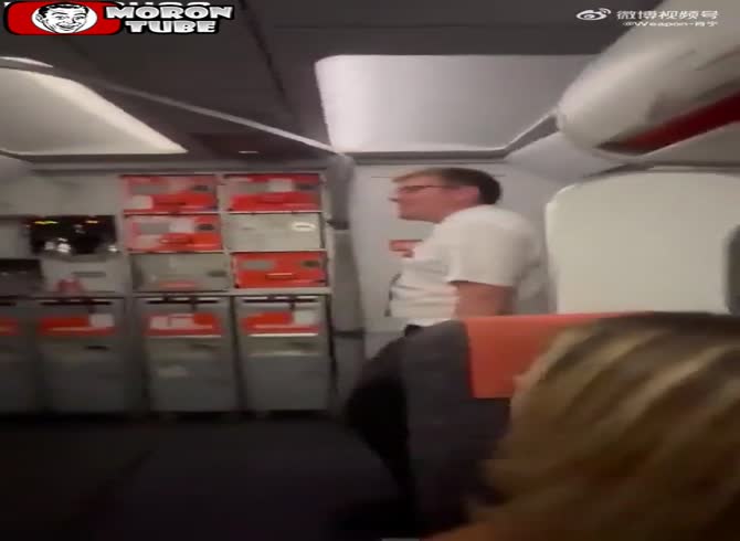 Video :A couple caught in the restroom of an airliner